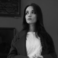 Портрет на фоне картин учеников :: Евгений 