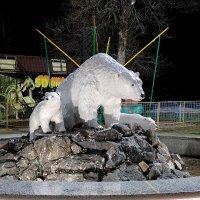 Прогулка в парке...Мишкам уже много лет... :: tatyana 