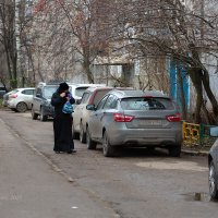 Батюшка около машины :: Александр Синдерёв