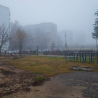 Туманное утро во дворах домов :: Александр Синдерёв