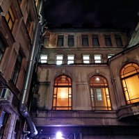 Дворик в стороне от Невского проспекта :: Ирина Румянцева Дворик в стороне от Невского проспекта :: Ирина Румянцева