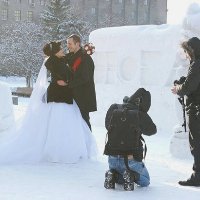 Влюбленные средиснежных скульптур :: Галина Нестратова Влюбленные средиснежных скульптур :: Галина Нестратова