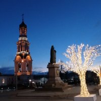 Памятник Димитрию Ростовскому на фоне колокольни! :: Надежда 