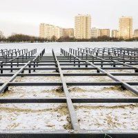 На берегу городского пруда строят зону отдыха :: Валерий Иванович