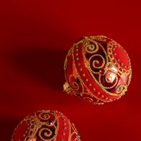 Красные с золотой росписью ёлочные шары :: Александр Синдерёв