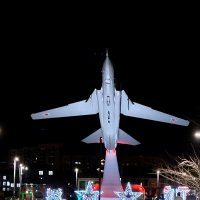 Под крыльями самолёта...Наш любимый сквер... :: tatyana 