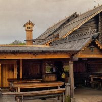 у входа в кафе  подворья Церкви Покрова Пресвятой Богородицы, в усадьбе Богословка в 2017 г. :: Станислав Лебединский