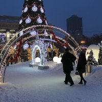 Праздничная аллея в театр :: Татьяна Лютаева