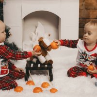 братики деляться мандаринками)) :: Валерия .