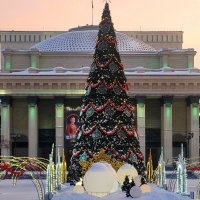 Красавица на фоне оперного театра :: Галина Нестратова Красавица на фоне оперного театра :: Галина Нестратова