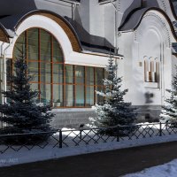 Ели около церкви :: Александр Синдерёв