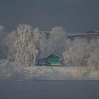 Домик у заснеженного берега Ангары. :: Павел Крутенко Домик у заснеженного берега Ангары. :: Павел Крутенко