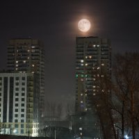 Луна над Красноярском :: Борис Руднев