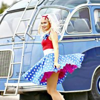 Пинапчик на фоне автобуса :: Игорь Парв