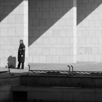 Человек на фоне стен :: Сергей Матвеенко