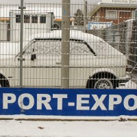 Кабриолет за забором. Зима. :: Сергей Порфирьев