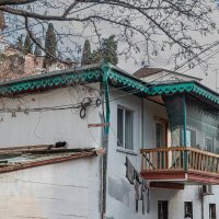 Городской этюд с балконом и котом :: Юрий Яловенко