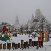 Детская площадка у храма Ксении Петербуржской :: Татьяна Машошина