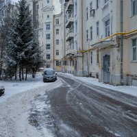 Около дома :: Александр Синдерёв