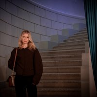 Девушка на фоне лестницы :: Илья Шенгелия