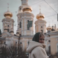 Девушка на фоне храма :: Илья Шенгелия