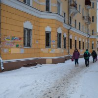Зима на улицах города :: Александр Синдерёв