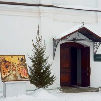 Икона у Богоявленского храма Спасского мужского монастыря :: Galina Solovova