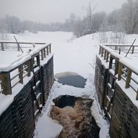 Зима на Тихвинском  шлюзу :: Сергей Кочнев