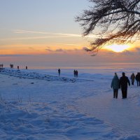 Прогуляться после праздничного застолья... :: Sergey Gordoff