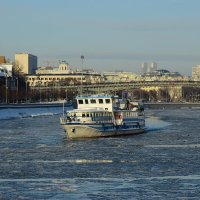 В то время, когда корабли бороздят просторы... :: Наталья Вязигина