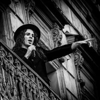 Уличный певец на болконе. :: Александр 