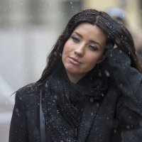 "Зимний" портрет прохожей :: Александр Степовой