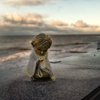 Русалка держащая в руках янтарь.. :: Лилия .