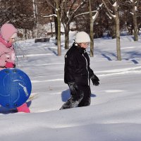 До горки ещё добраться надо по сугробам. :: Татьяна Помогалова