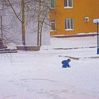 Январь...Как по дороге в школу не поиграть в  снежки! :: Владимир 
