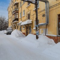 Во дворе старого дома :: Александр Синдерёв