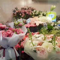 Цветы за витриной цветочного магазина :: Galina Solovova