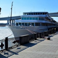 Ростов-на-Дону. Пассажирский теплоход «Сергей Дягилев» у причала набережной им. Ушакова. :: Пётр Чернега