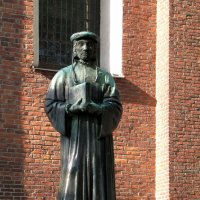 Памятник Микаэлю Агриколе возле собора Турку :: Александр Ильчевский 