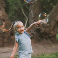 Девочка с мыльным пузырем :: Владимир Чумакин