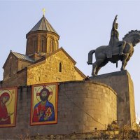 Визитная карточка Тбилиси - каменный всадник на высоком берегу Куры :: Анастасия Северюхина