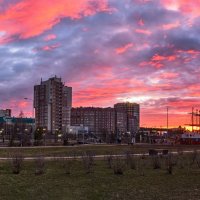 Ухта. Бывают такие необычные красные закаты над городом, как мазки яркой краски :: Николай Зиновьев