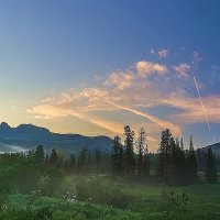 Самолёты оставляют следы на небе :: Владимир Кириченко