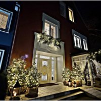 По вечернему Светлогорску. Вход в отель МАДАМ ЭЛЬ. :: Валерия Комова