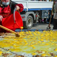 Гигантская яичница из 1500 яиц в Ялуторовске. :: Михаил Курзанцев
