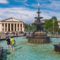 Ухта. Купаться в фонтане вдвойне веселей, если в нем играет радуга) :: Николай Зиновьев Ухта. Купаться в фонтане вдвойне веселей, если в нем играет радуга) :: Николай Зиновьев