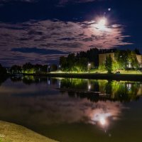 Ухта. Лунная ночь в парке. Запруда на реке Чибью и родная школа-лицей №1 :: Николай Зиновьев Ухта. Лунная ночь в парке. Запруда на реке Чибью и родная школа-лицей №1 :: Николай Зиновьев