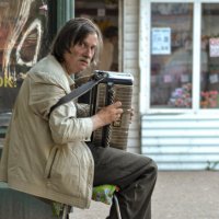 Уличный музыкант. :: Михаил Курзанцев