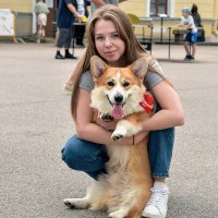 Девушка с коржиком. :: Валерий Пославский