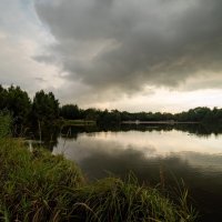 Туча над озером... :: Николай Гирш